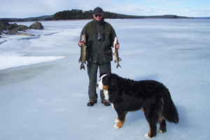 Per-Erik o Leo on Lake Amungen